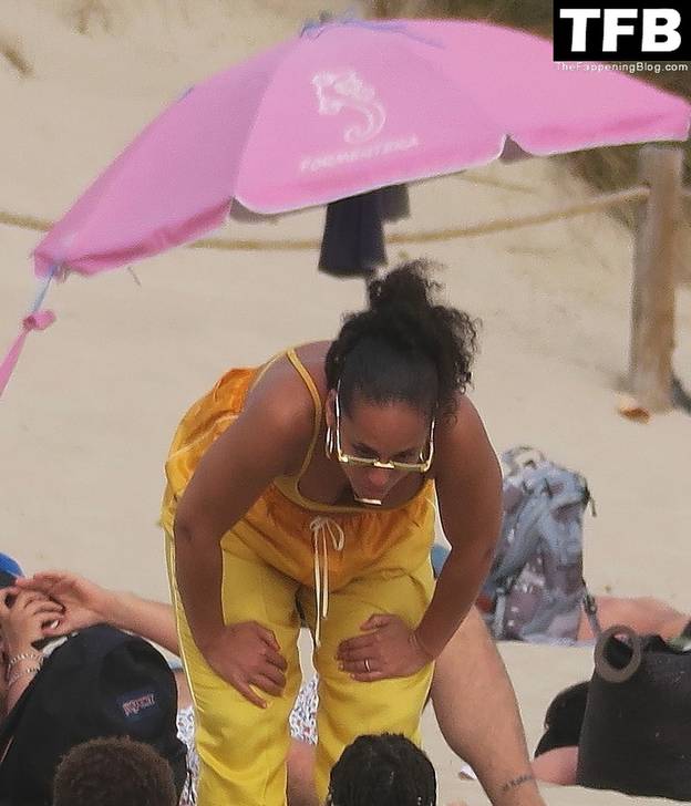 Alicia Keys on Beach 1