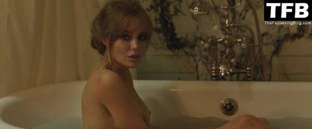 Angelina Jolie Nude Sexy 69