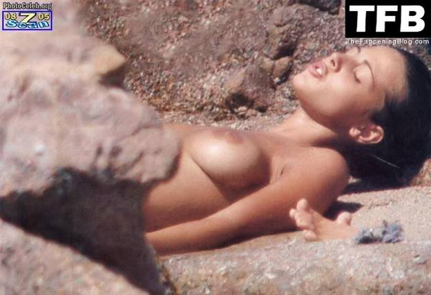 Benedetta Valanzano Nude Sexy 13
