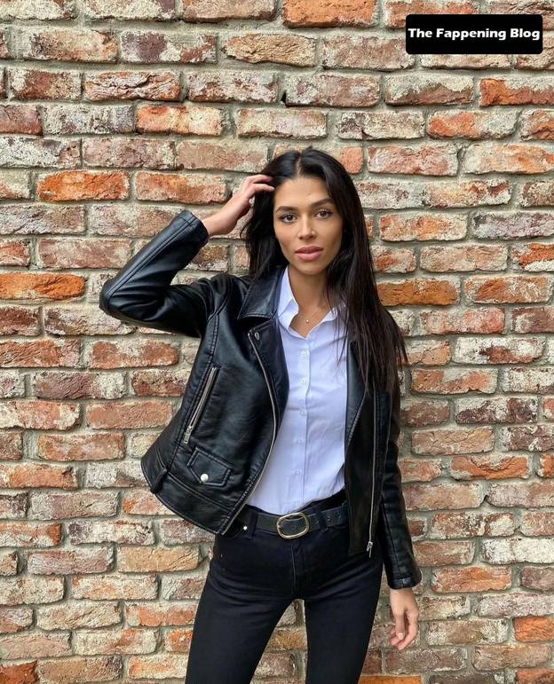 Ela Yoruklu Sexy 1