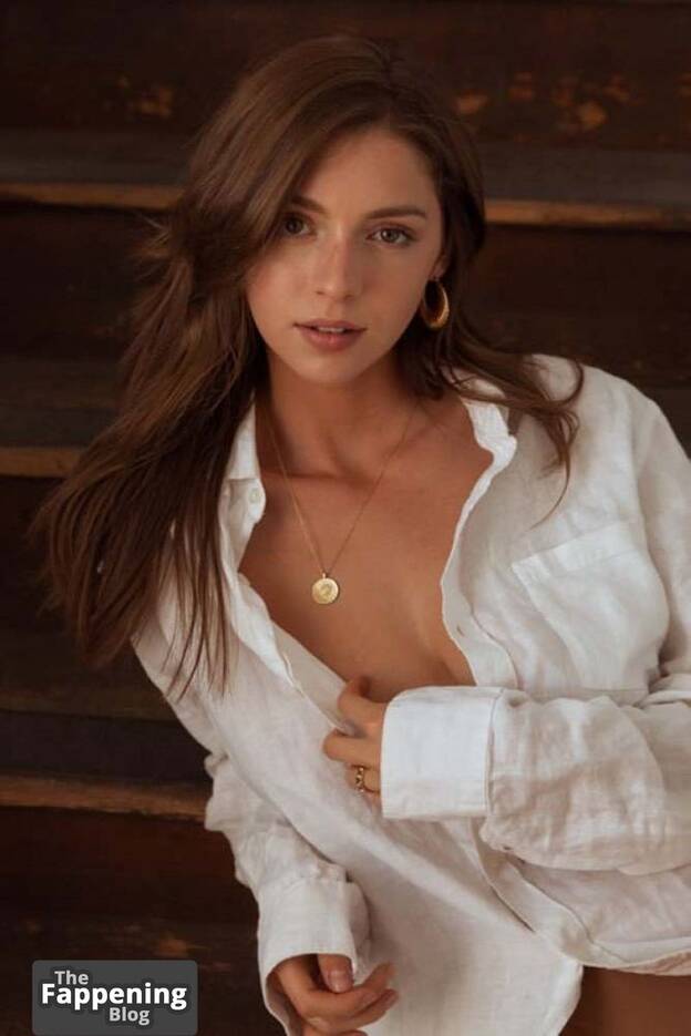 Elena Safavi Nude Sexy 12