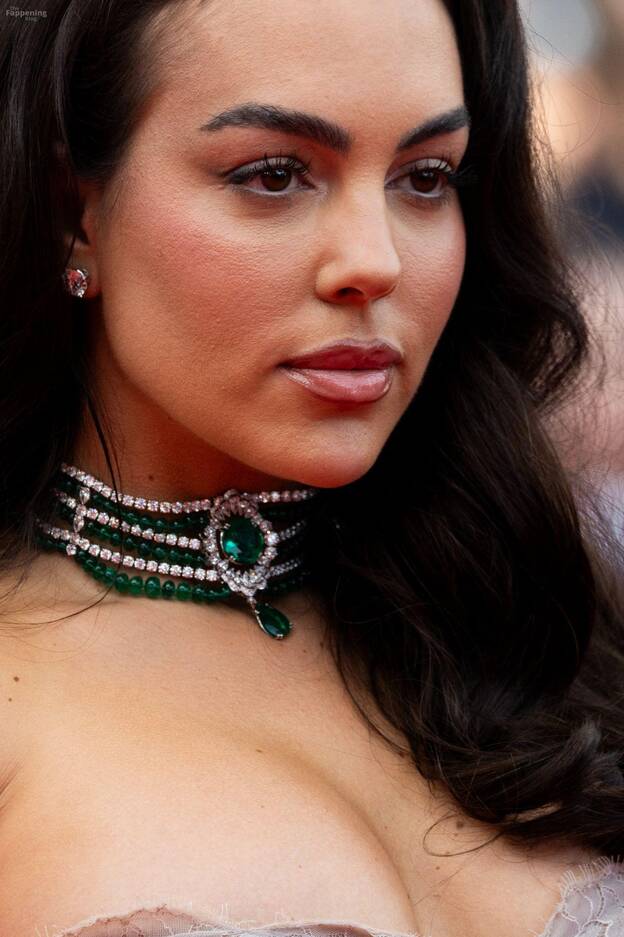 Georgina Rodriguez Cleavage 1