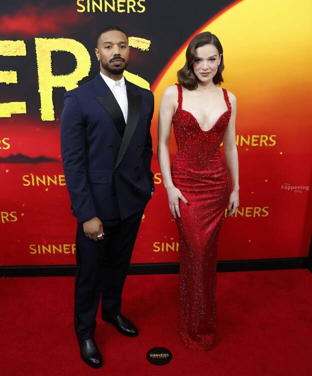 Hailee Steinfeld Cleavage 1