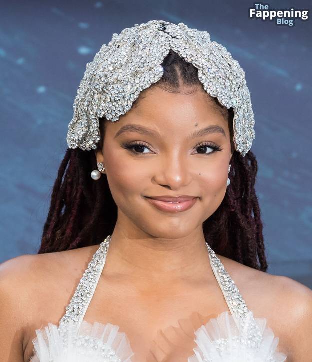 Halle Bailey Sexy 22
