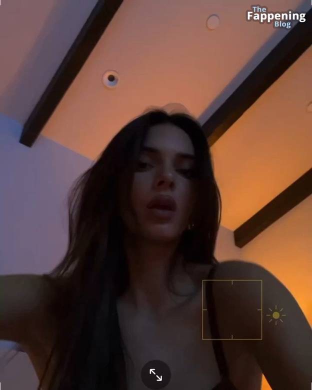 Kendall Jenner Sexy Topless 1