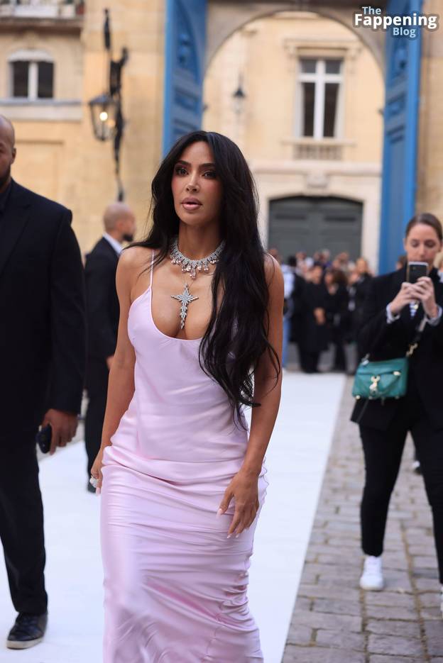 Kim Kardashian Sexy Tits 1
