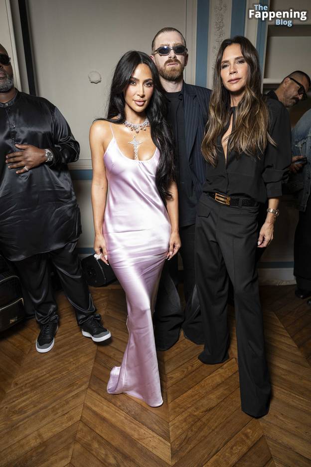 Kim Kardashian Sexy Tits 21