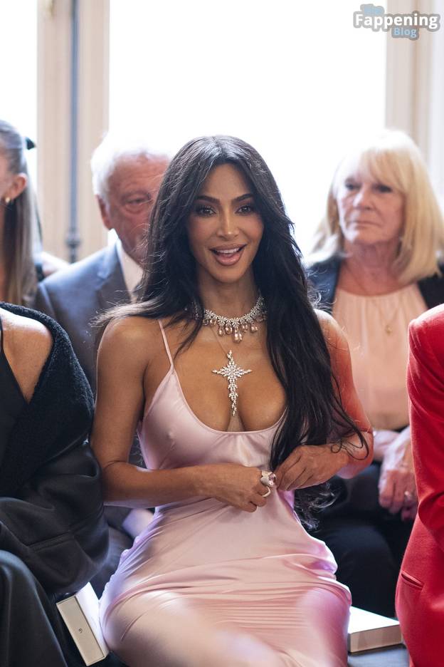 Kim Kardashian Sexy Tits 38