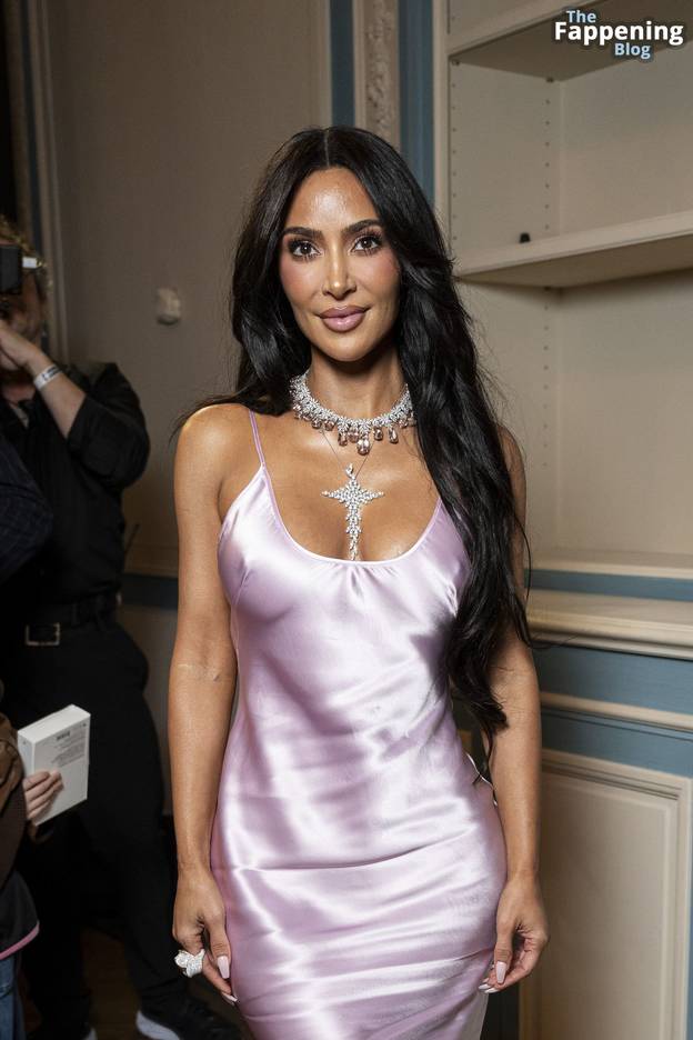 Kim Kardashian Sexy Tits 41