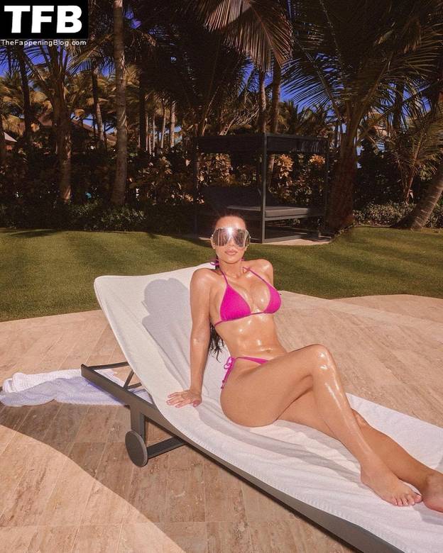Kim Kardashian Nude Sexy 34