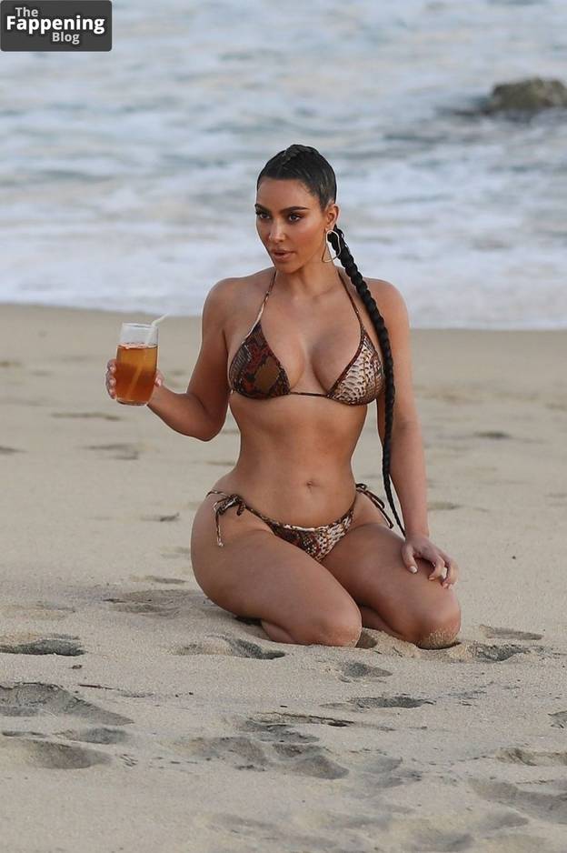 Kim Kardashian Nude Sexy 26