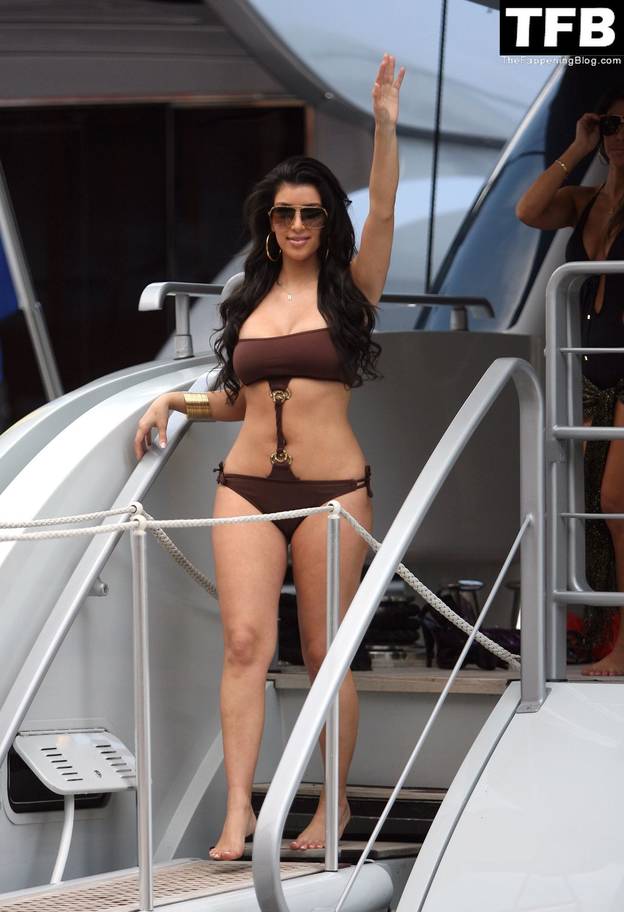 Kim Kardashian Nude Sexy 11