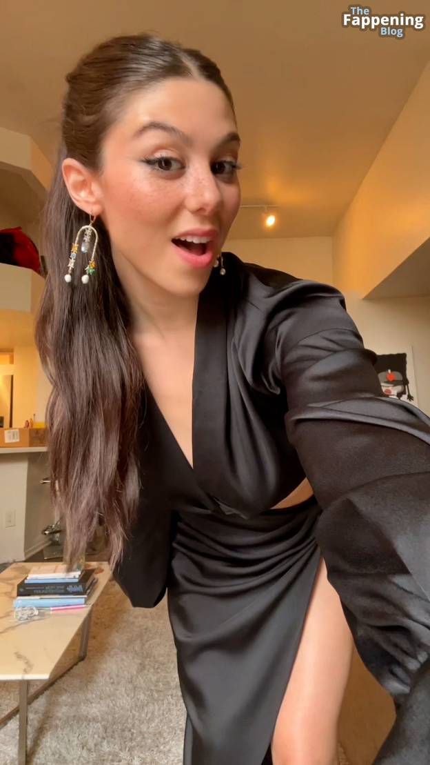 Kira Kosarin Sexy Legs 1