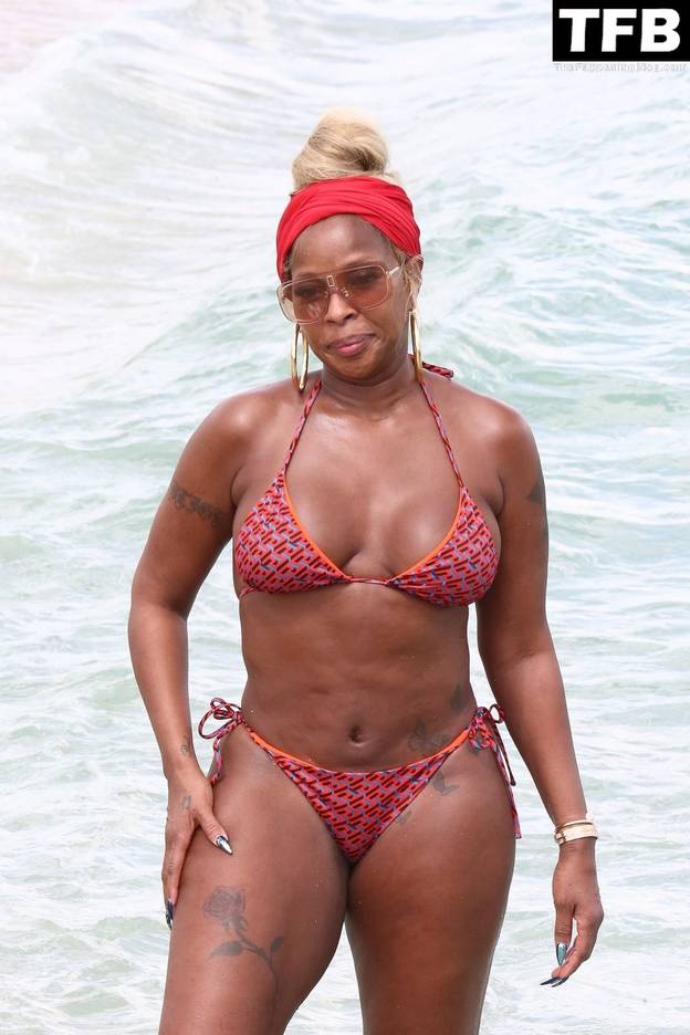 Mary J. Blige on Beach 1