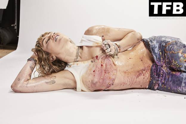 Miley Cyrus Nude Sexy 45