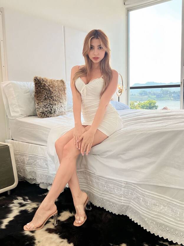 Molly Brooke Nude Sexy 1