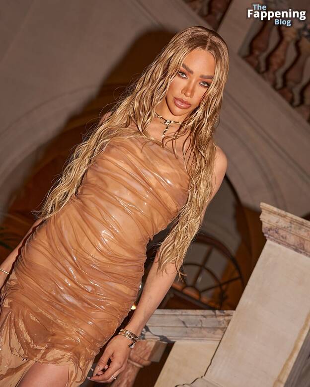 Munroe Bergdorf Sexy 1