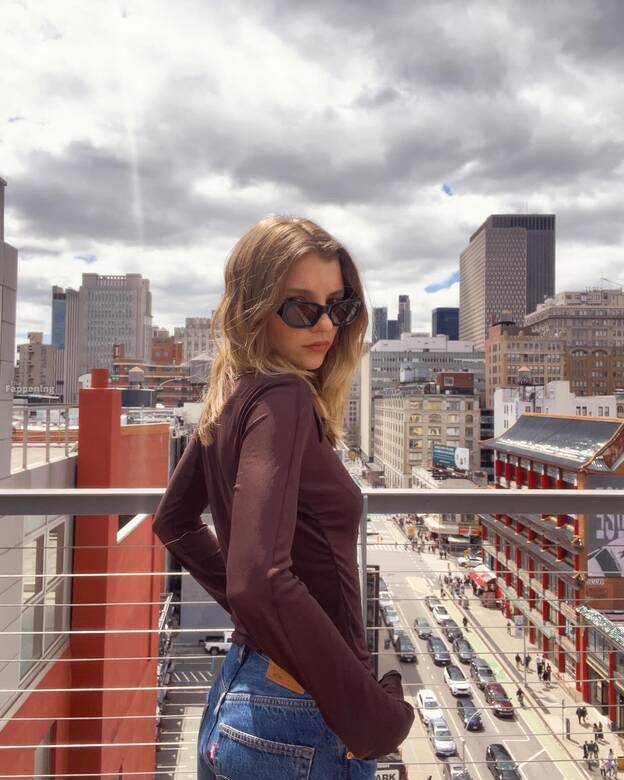 Rachel Yampolsky Braless 1