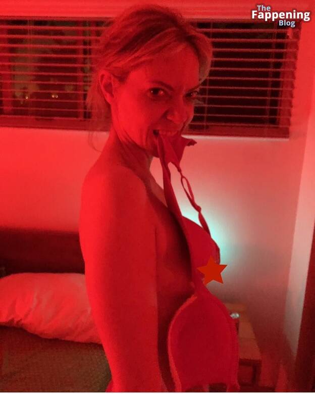 Riki Lindhome Naked Sexy 1